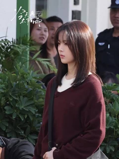 衣服基础,脸就不基础!杨超越这个脸想拍丑可太难了!