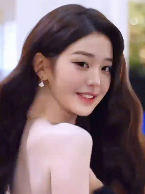女神就是如此完美，满分女张元英居然连扭头都没有颈纹
