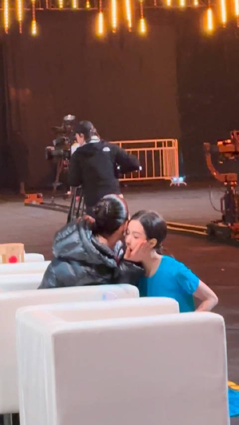 陈都灵和温峥嵘贴贴 真好 真母女了 我活着就是为了看这些….