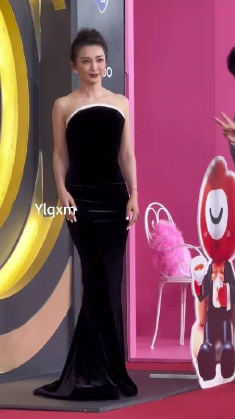 李冰冰黄晓明挽手亮相红毯