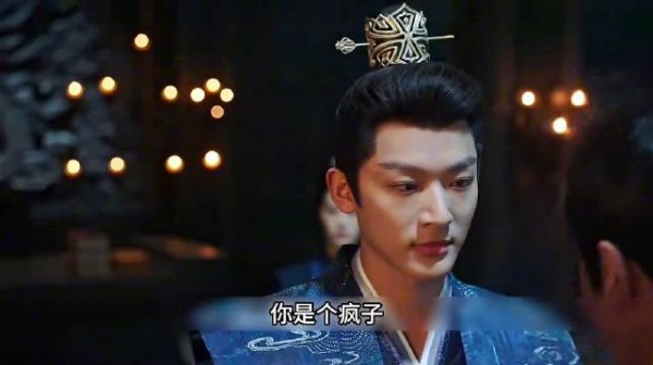 凭什么他是女的就让他死的痛快,小妖也是女的,没见他们手软