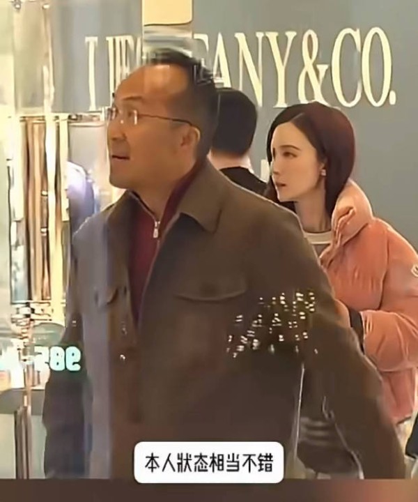 张萌夫妇逛街被拍,甜蜜亲吻互动亲昵随性