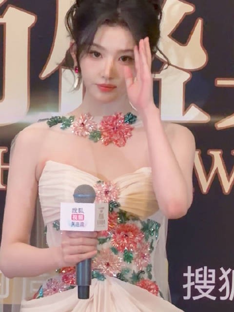 太美了孔雪儿怎么能把这个有红又有绿的裙子也穿得这么美的