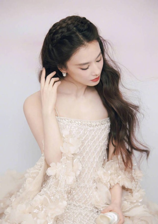 黄圣依下颌线精致。