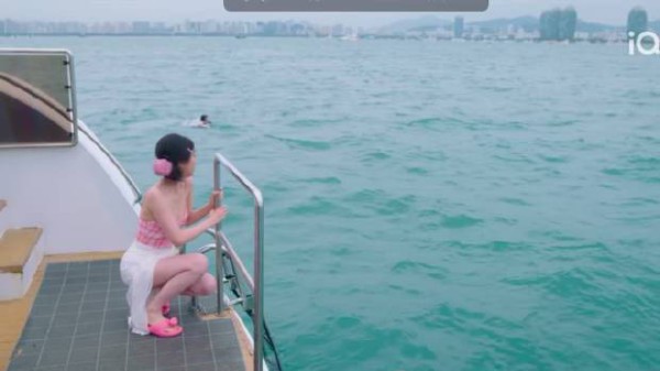 她哥一开始自由泳然后蝶泳了三下发现原地踏步又换成了自由泳