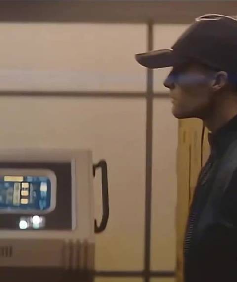 就一双腿和别人打架 多少有点诡异 铁血战士