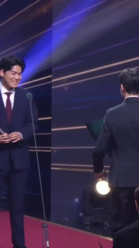 Faker与T1队友惊喜献花，Gumayusi获LCK年度最佳下路