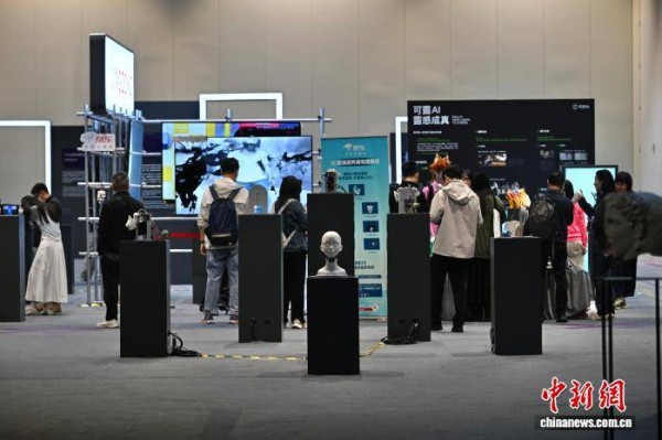 首届香港国际AI艺术节“遇见未来”