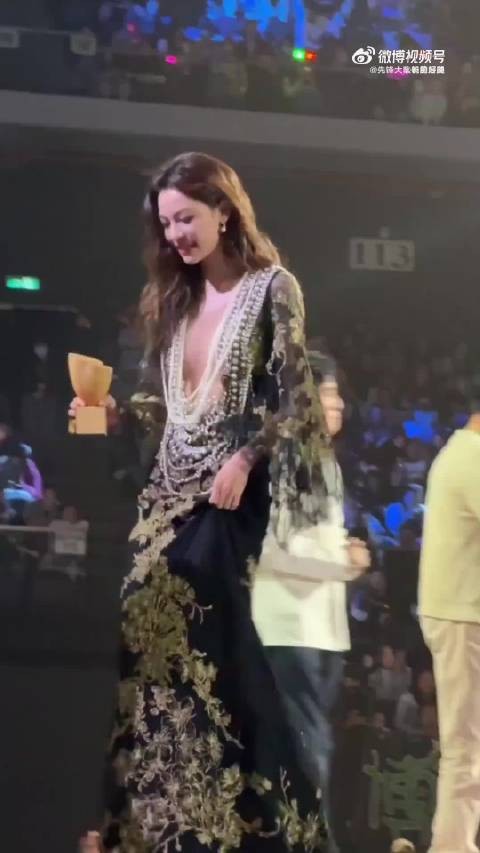 真空出场，身材超美