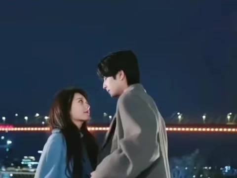 宋威龙《骄阳似我》即兴大衣抱成跨年名场面