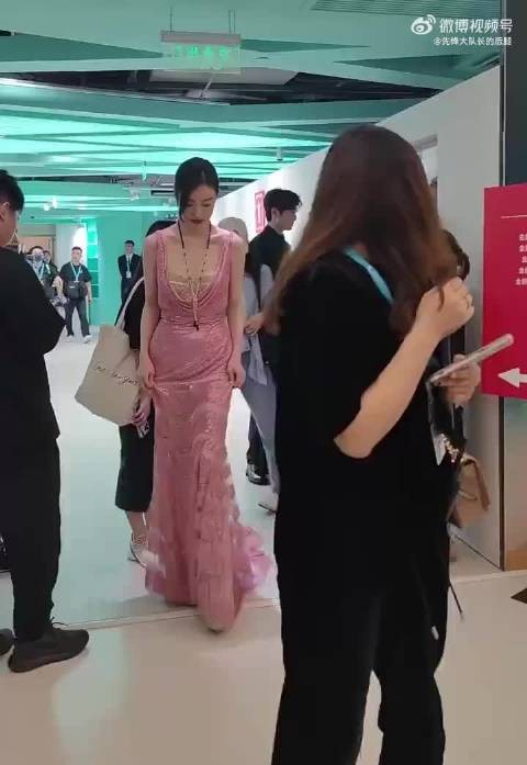 白鹿和倪妮同框过吗?微博之夜直拍 这背影没的说