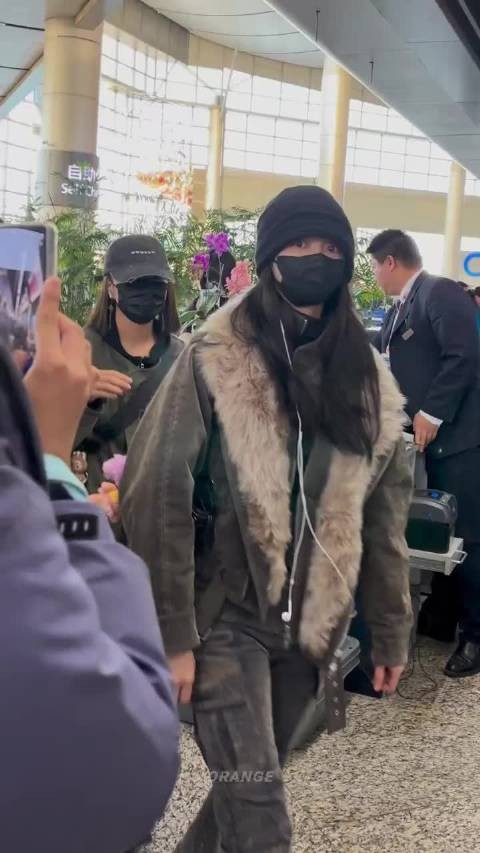 周洁琼太原出发路透，冷帽+口罩，好酷一美女子