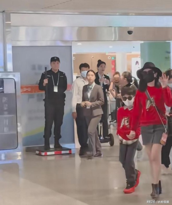 陈妍希带娃现身海口,儿子小星星近状曝光,母子俩牵手同行好温馨