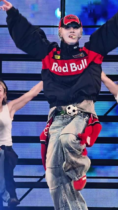 刘大锤称鹿晗关晓彤未避讳,巡演纪念册上线