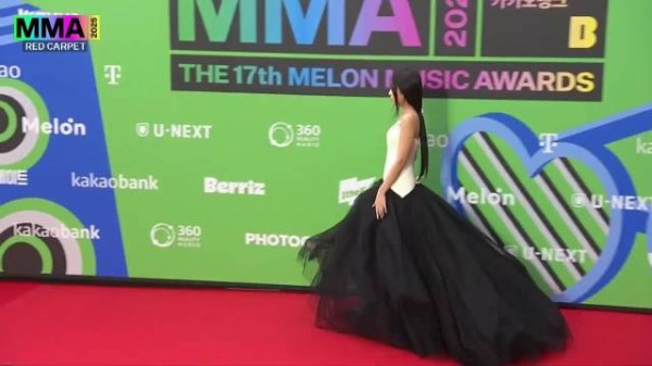 Jennie亮相MMA红毯，黑白天鹅造型惊艳