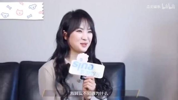 黄晓明问：任正非没给你买几套房吗？ 姚安娜的回答，简直太现实了！