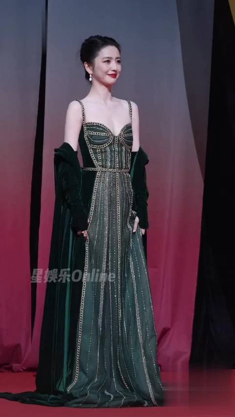佟丽娅绿色披肩长裙亮相，42岁状态如何？