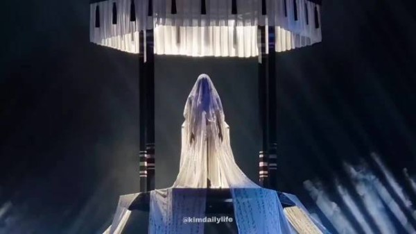 Jennie权志龙金钟仁MMA同框，舞台封神带妈追星