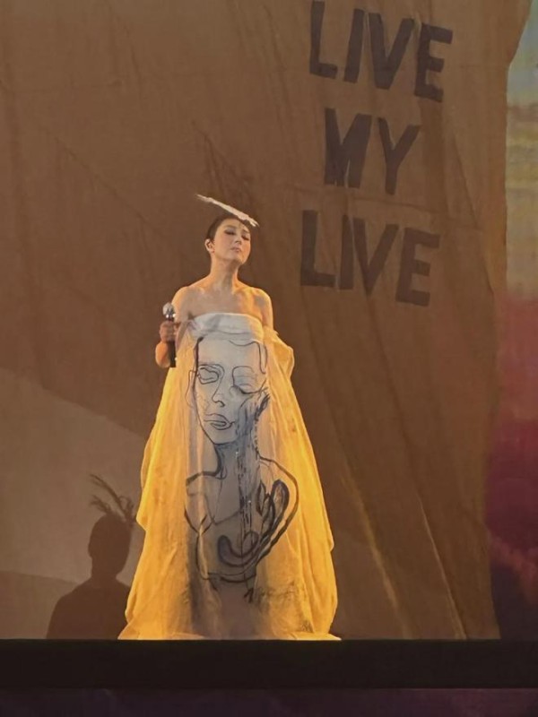 楊千嬅開live老公亂入因一事說她黐線，眉毛妝被指似蠟筆小新