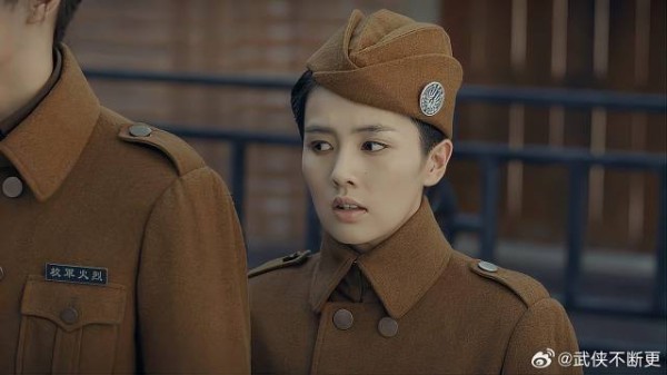 众人被人搜身 白鹿身份曝光，军官得知后竟做出这种事