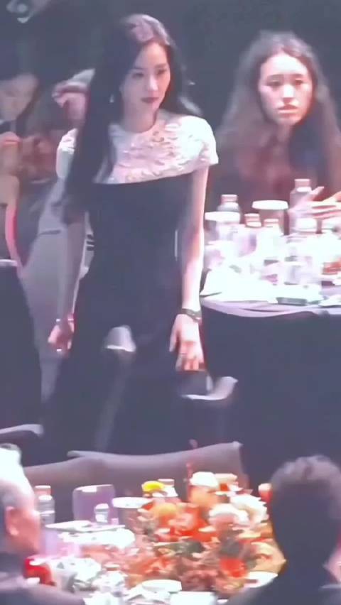 看刘诗诗走路就是种享受，她的体态真好，优雅知性，楚楚动人