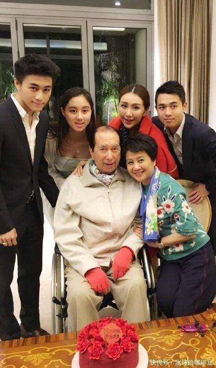 奚梦瑶凸肚疑似怀第三胎，与何猷君甜蜜现身，同行还有奶奶梁安琪