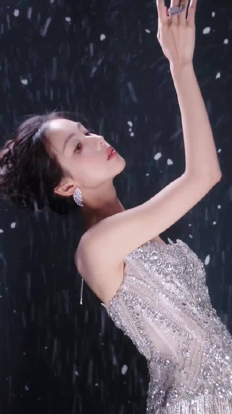 陈都灵碎钻礼服造型，仿佛把银河穿在身上