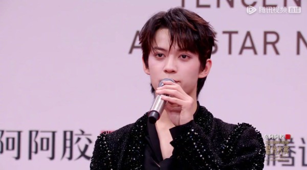 陈天润亮相陈天润黑色亮钻西装帅气