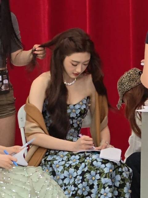 这个乐乐言又美又认真试麦的时候还会和媒体互动太阔爱了！