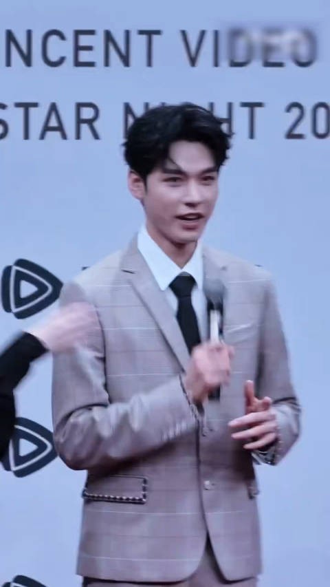 地球团六成员亮相星光大赏红毯