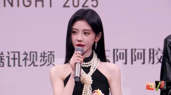 鞠婧祎张云龙古子成来战剧组星光大赏红毯