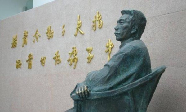 宁愿花半辈子骂鲁迅，也不愿为老公做羹汤，离婚后在孤独中逝去