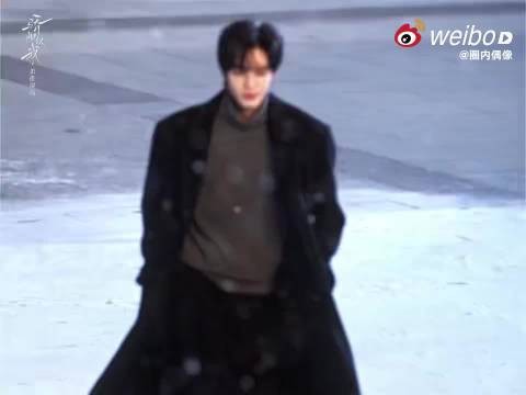 宋威龙新剧路透曝光,雪中拾级画面如电影