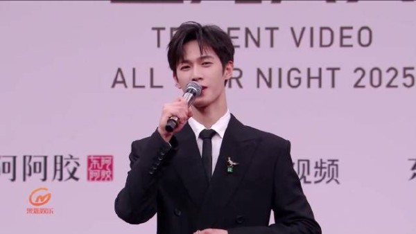 李昀锐全黑西装亮相星光大赏红毯，超萌三连拍感谢粉丝