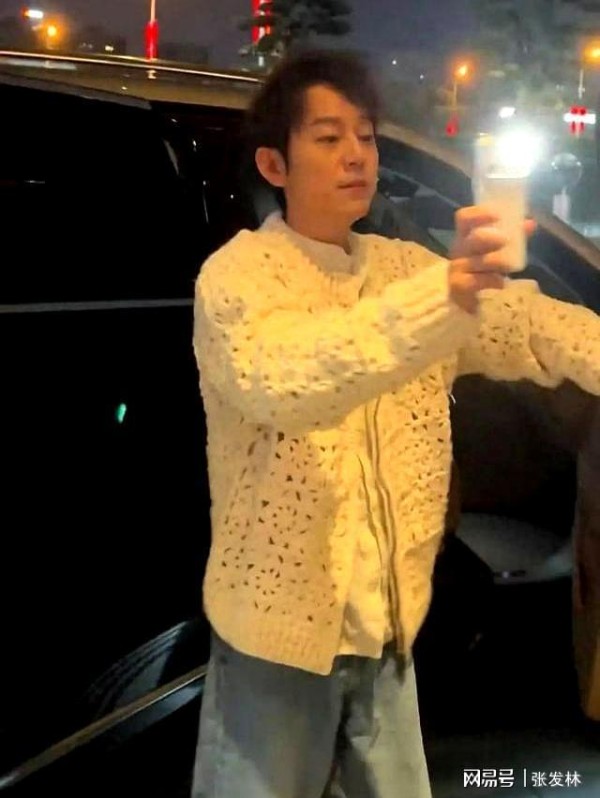 何炅私人行程遭“私生饭”围堵偷拍！忍无可忍打开闪光灯反拍对方