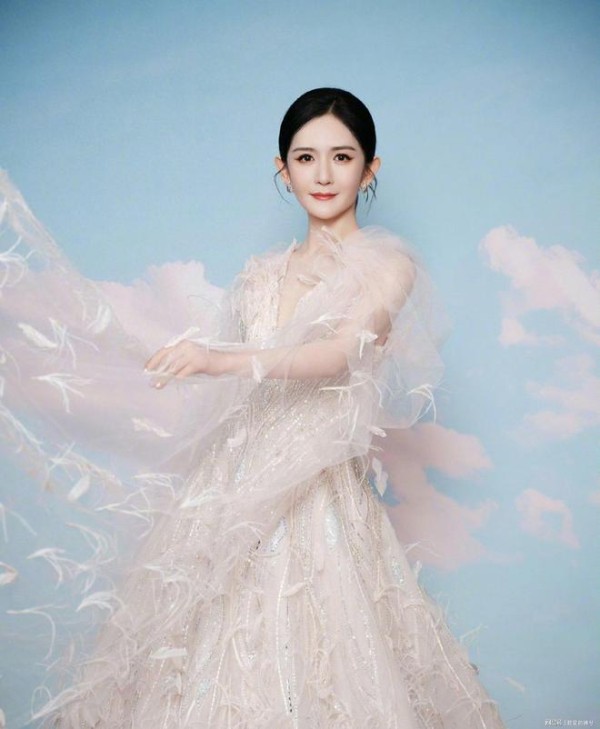 频繁登上央视的谢娜，让我们明白才华在流量面前，一文不值