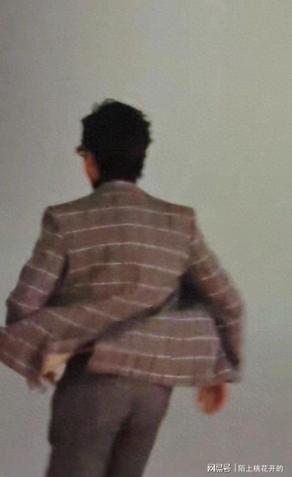 星光大赏红毯：刘宇宁“狂奔”成欢乐焦点