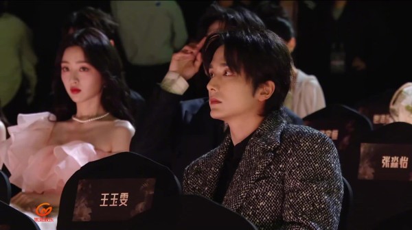 张新成怼脸镜头！