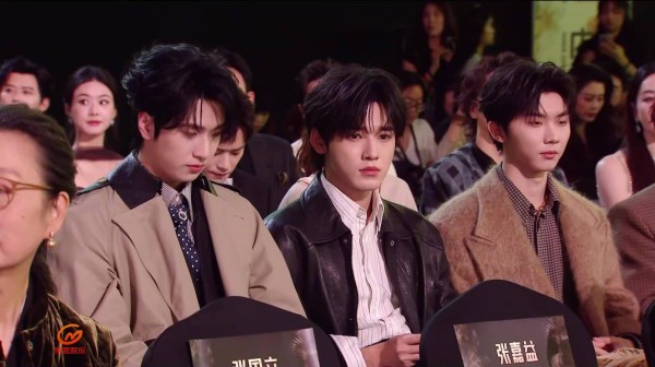 三位少年同框怼脸！满满的胶原蛋白！