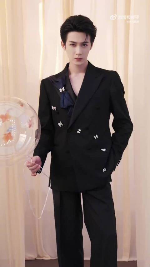 OOTDCheck！星光镜头加载中，在光影流动间，捕捉@MIC檀健次JC-T 的每一面