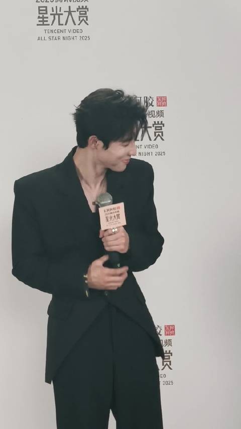 吴宇恒今天走的是宽肩窄腰的路线