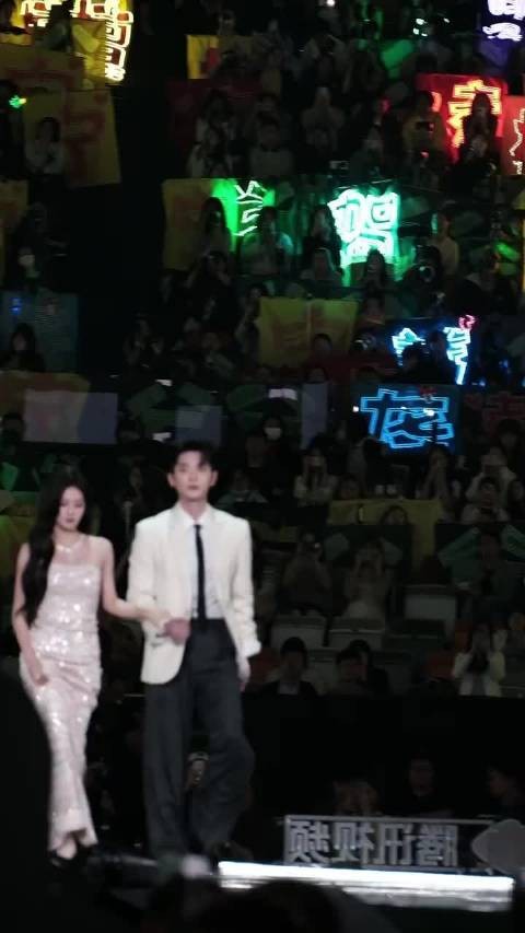 孟子义台上再次摔倒，白鹿丞磊笑翻