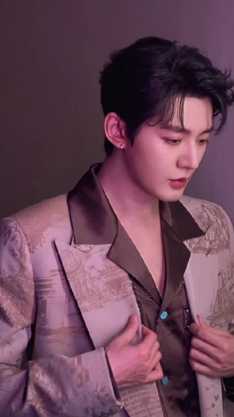 邓为真的是时尚感拉满了呀,这个角度真的很帅