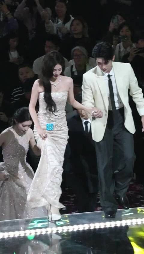 孟子义星光大赏上台又摔倒了，李昀锐连忙扶，心疼孟姐，结果四个人笑的