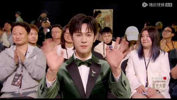 李昀锐获年度品质艺人奖，绿色西装亮相星光大赏