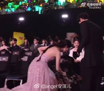 希望没有受伤，捂脸的动作又可爱又萌又委屈，宝，下次咱慢慢走