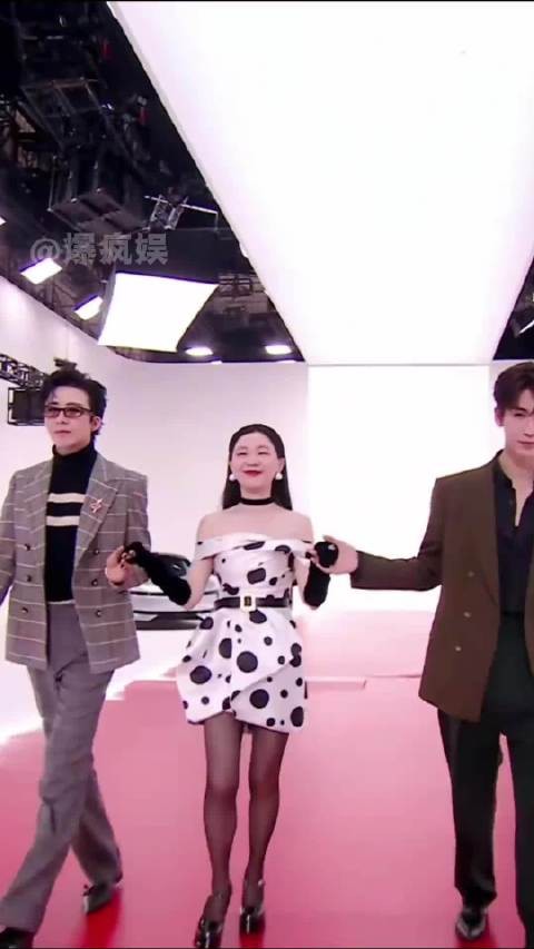 丞磊孟子义陈妍希亮相星光大赏，张真源哄娃丁程鑫喂水