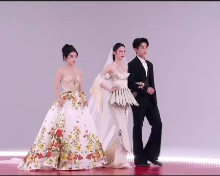 周也刚刚被超长头纱绊了一下，这个弯腰还是好美