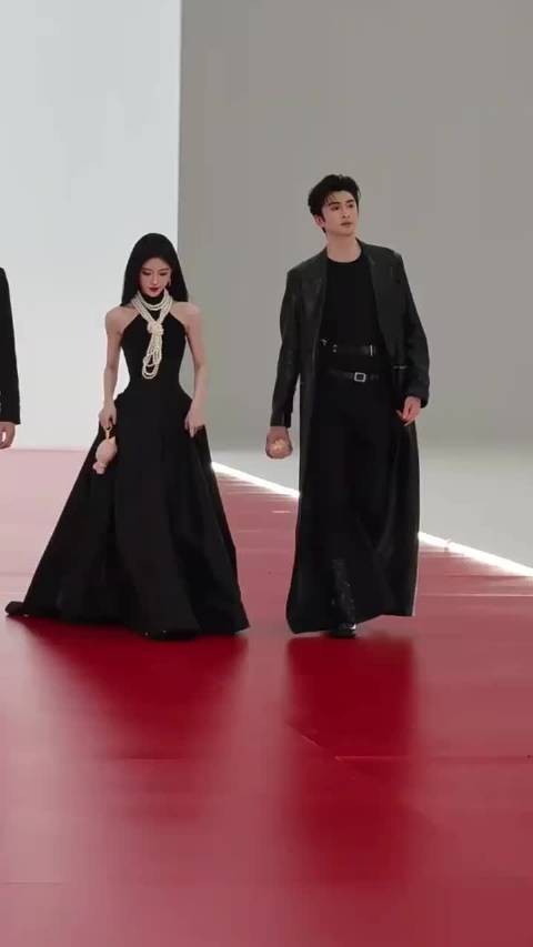 鞠婧祎脸是好看的，肩膀有点不太协调