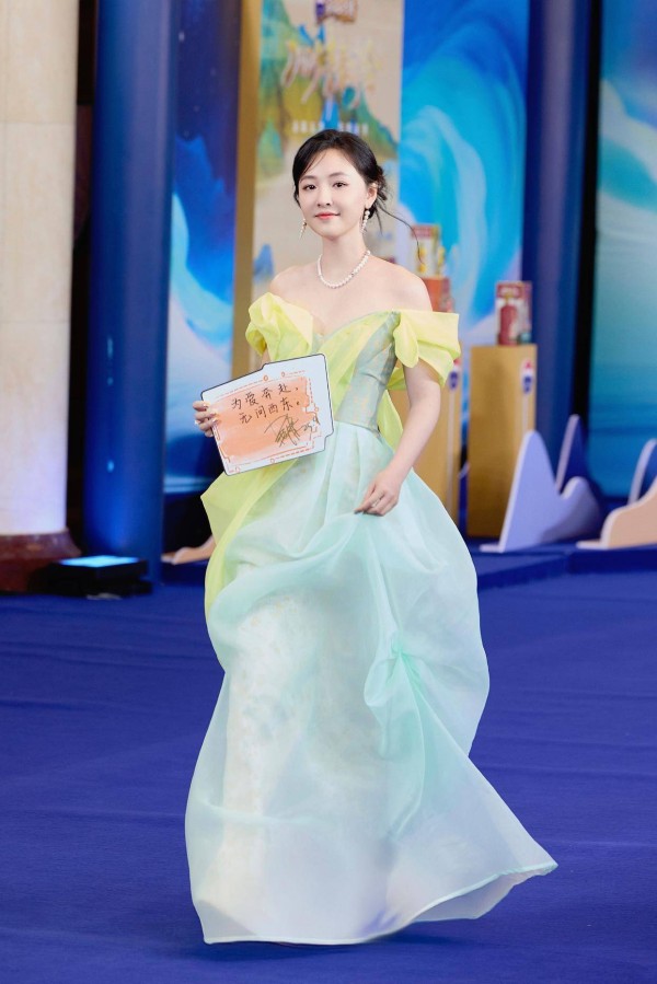 吴倩诗会风采，黄绿礼服勾勒曼妙，优雅气质令人倾心！